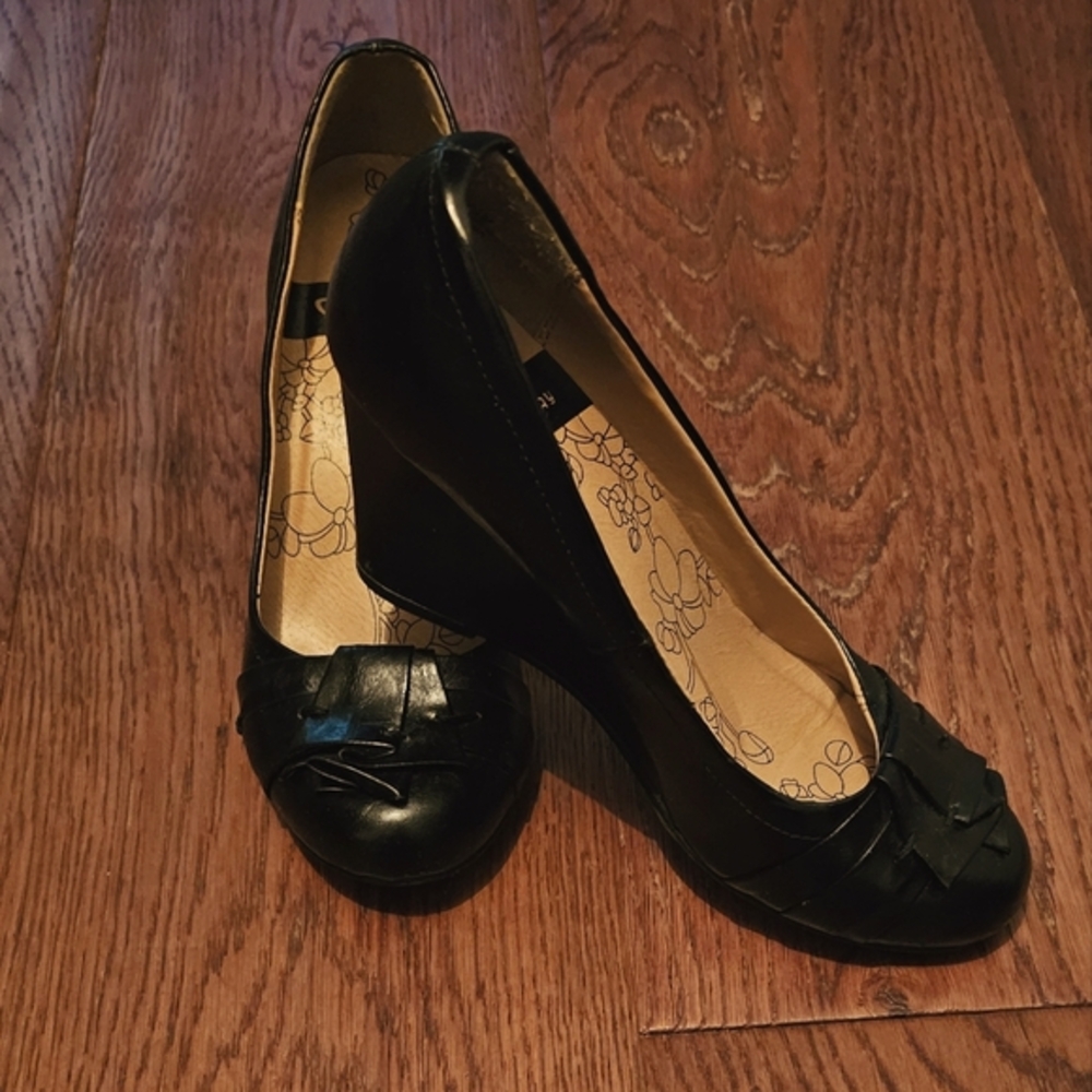 CL by Laundry Elegant Black Wedges
